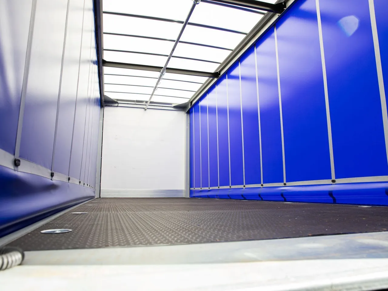 Curtain Truck Hire for Seasonal Demand